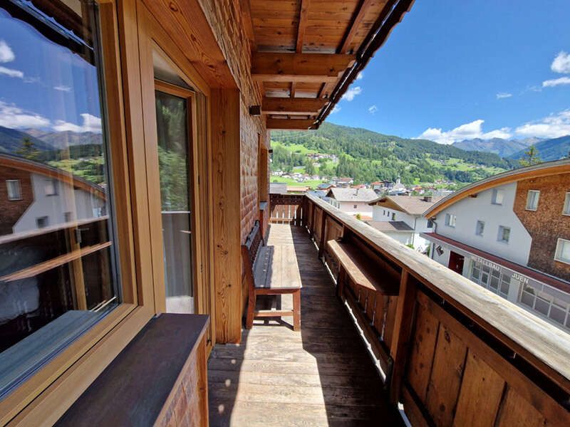 Balcony with benches and views over Flirsch