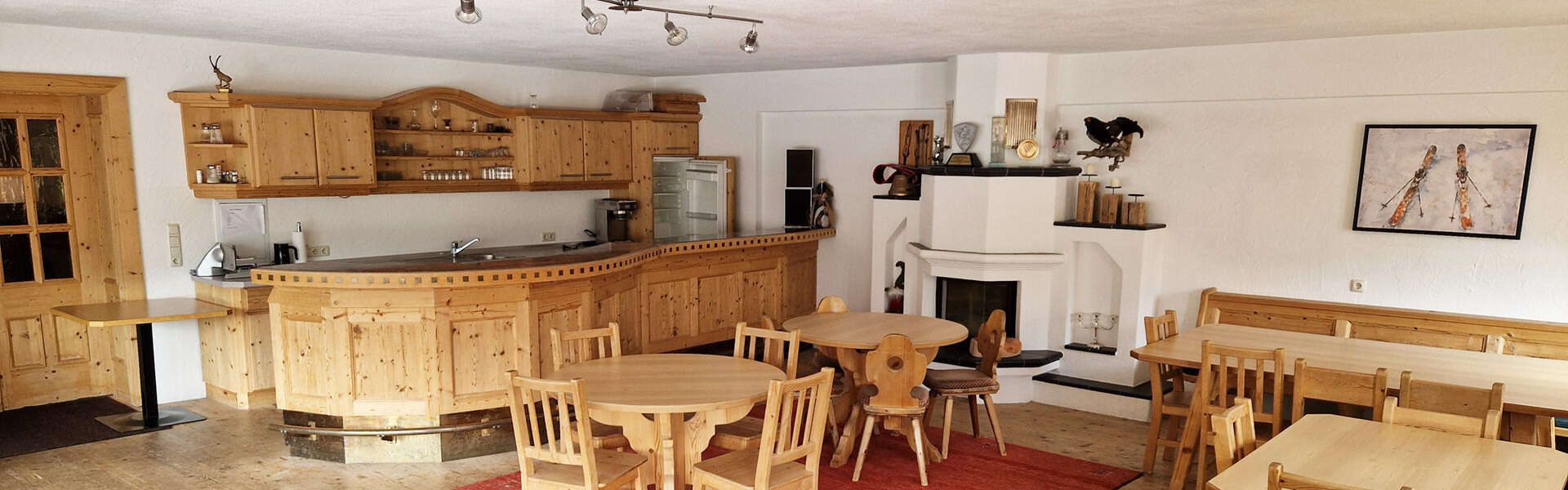 Aufenthaltsraum mit Küche im Appartement im Haus St Hubertus am Arlberg in Tirol