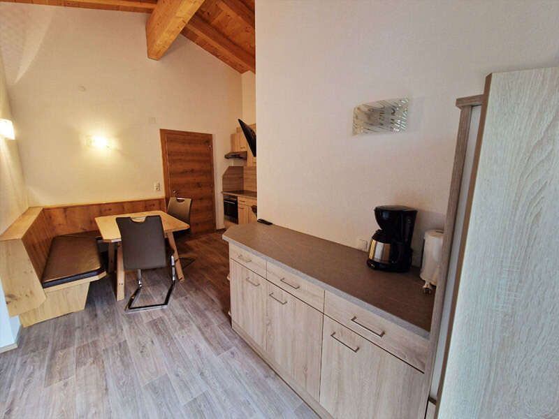 Sitzbereich mit Küchenmöbel und Kühlschrank