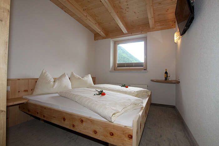 Doppelbett im Appartement 2 in Apart St Hubertus