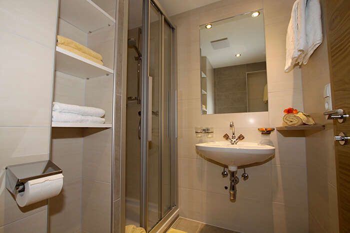 Badezimmer mit Dusche im Appartement 1 in Apart St Hubertus in Flirsch