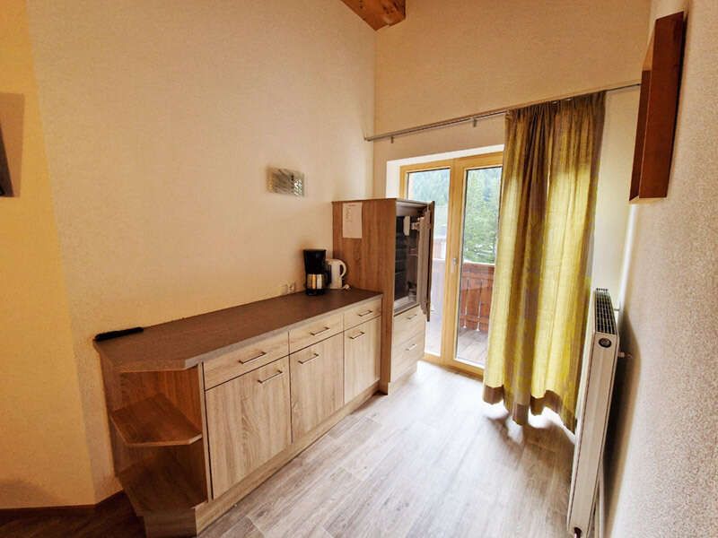 Wohnbereich mit Küche und Balkon 