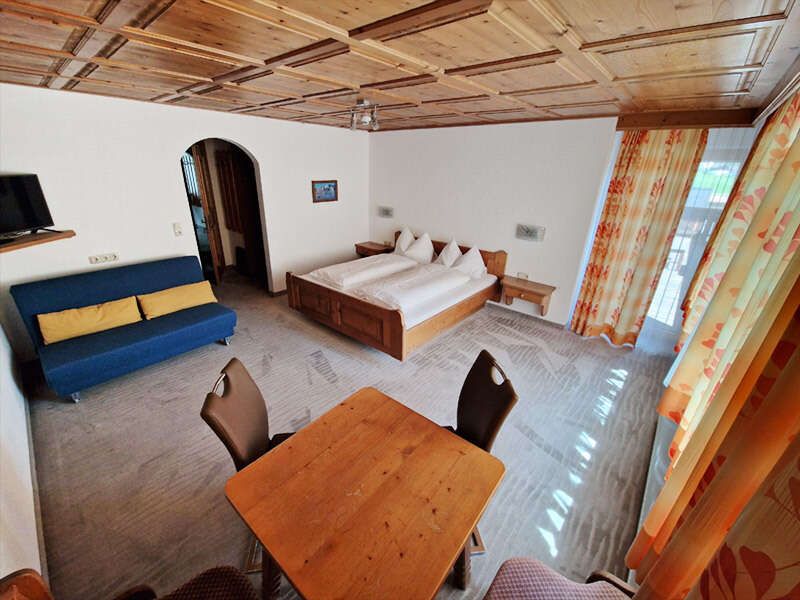 Double room with sofa, seating area and balcony 