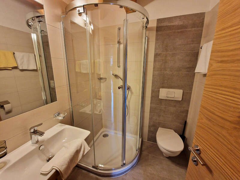 Badezimmer mit Dusche, Waschbecken und WC